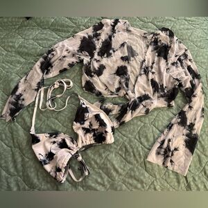 Women Black and White Bikini … Size 2XL .. 
(There’s no brand name present)